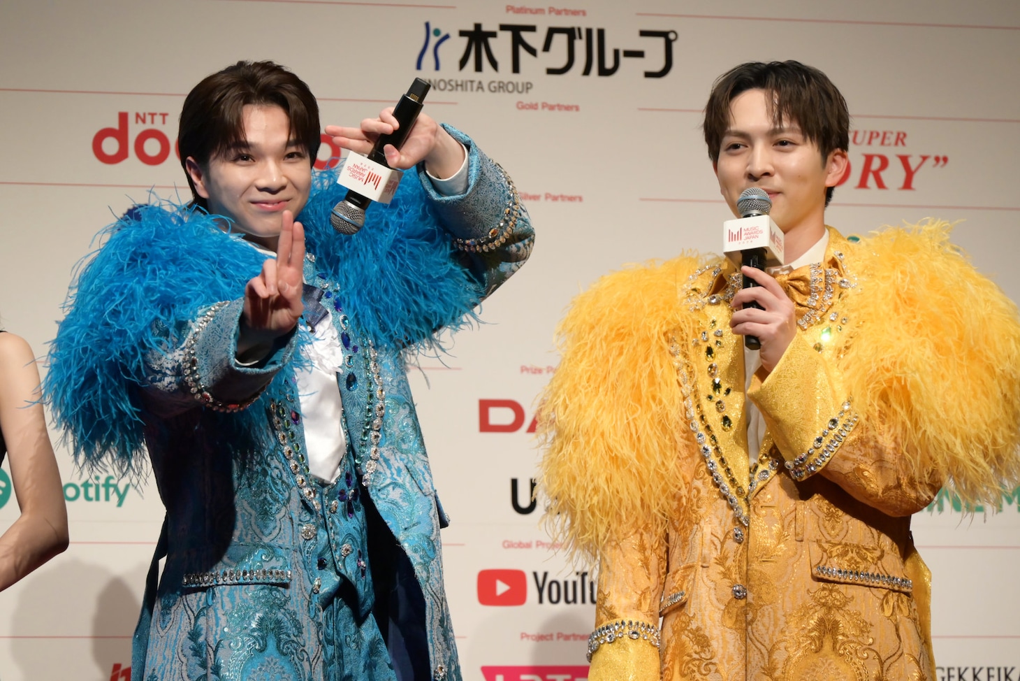 「うれしすぎて滅！」と突然ポーズを決めた塩﨑太智（左 / M!LK）を慣れた様子でやり過ごす吉田仁人（右 / M!LK）。