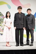 左から芦田愛菜、ゆずの北川悠仁、岩沢厚治。