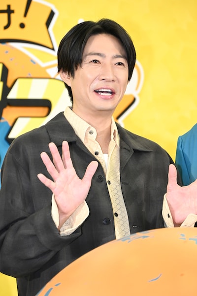 両手を広げ、笑顔を見せる相葉雅紀（嵐）。