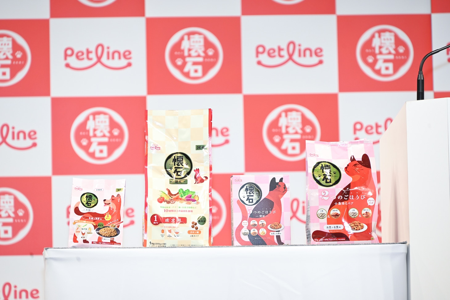 会場に並べられたペットライン「懐石」の商品。