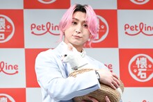 猫・シエルちゃんを抱き締める佐久間大介（Snow Man）。