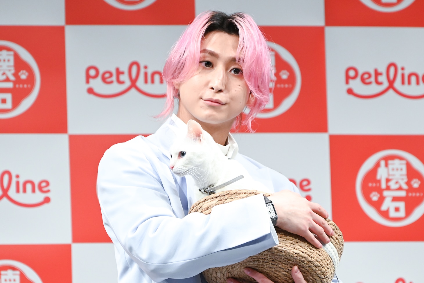 猫・シエルちゃんを抱き締める佐久間大介（Snow Man）。