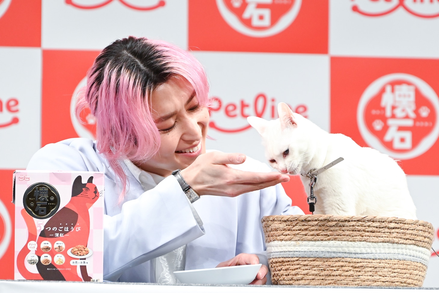 シエルちゃんに「懐石」を食べさせる佐久間大介（Snow Man）。