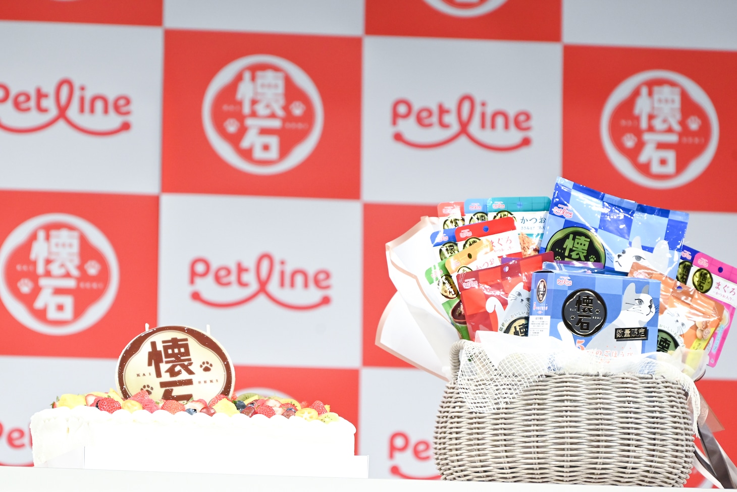 「懐石」アンバサダー2年目の佐久間と、3月27日に誕生日を迎える愛猫ツナくんへの特製ケーキとプレゼント。