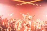 客席の間を通ってステージに向かうGEZAN。（撮影：水谷太郎）