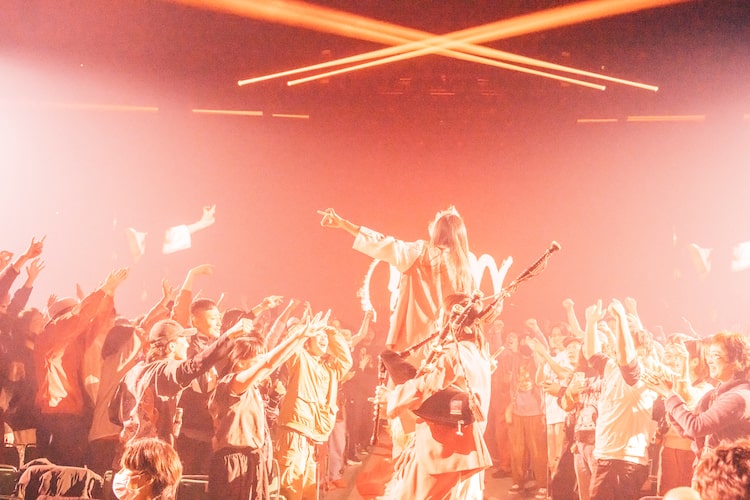 客席の間を通ってステージに向かうGEZAN。（撮影：水谷太郎）