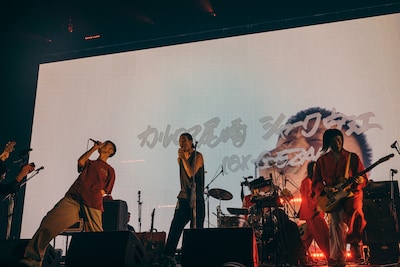 「BODY ODD」で登場した元メンバー2人。（撮影：水谷太郎）