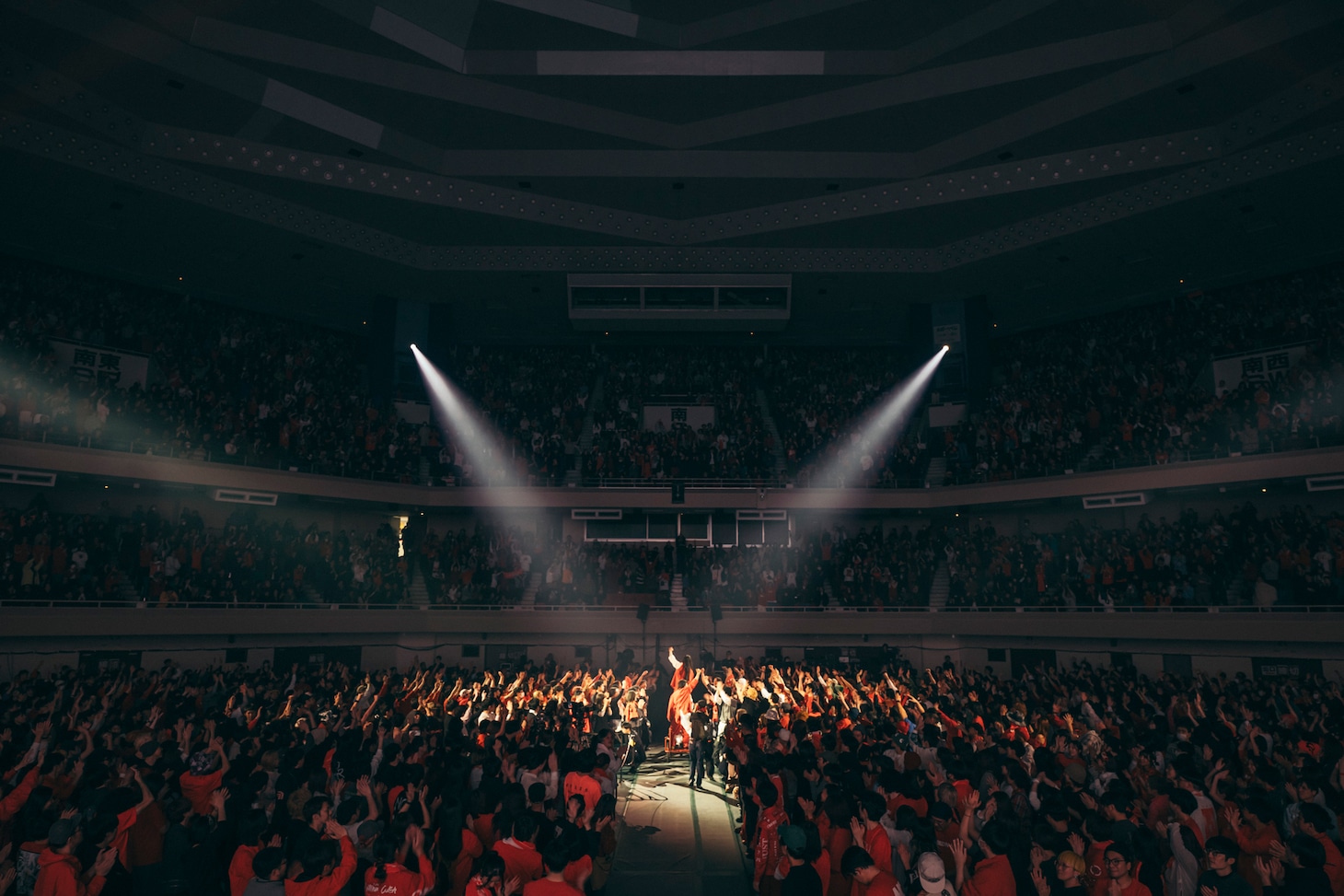 退場するGEZAN。（撮影：水谷太郎）