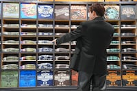 Tシャツに興味を示す花村想太（Da-iCE）。