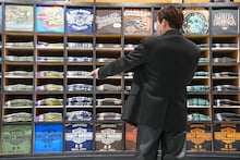 Tシャツに興味を示す花村想太（Da-iCE）。