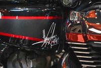 花村想太の愛車に入れられたサイン。