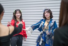 スタッフや桜木心菜（左）を巻き込んで円陣を組む小久保柚乃（右）。