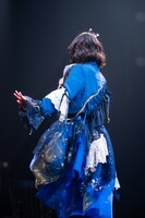 衣装の背面を見せる小久保柚乃。