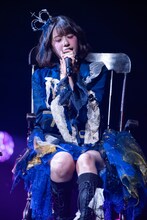 ロッキングチェアに腰掛けてPEDROの「浪漫」を歌う小久保柚乃。