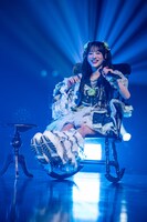 ロッキングチェアで遊ぶ桜木心菜。