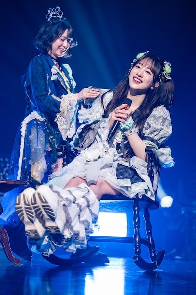 悪魔のキッス「カスタムラブドール」を歌いながらロッキングチェアでじゃれる小久保柚乃（左）と桜木心菜（右）。