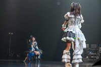 自由すぎる小久保柚乃（左）に年上してダメ出しする桜木心菜（右）。