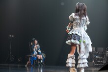 自由すぎる小久保柚乃（左）に年上としてダメ出しする桜木心菜（右）。