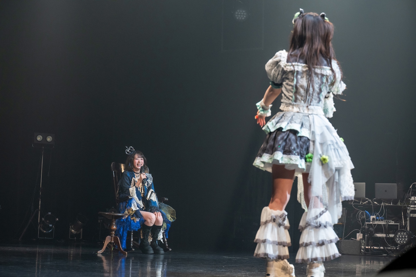 自由すぎる小久保柚乃（左）に年上してダメ出しする桜木心菜（右）。