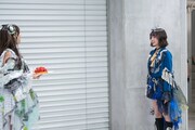 終演後、バースデーケーキを手に小久保柚乃（右）を待ち構える桜木心菜（左）。