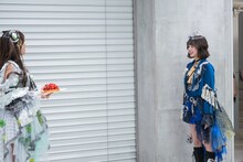 終演後、バースデーケーキを手に小久保柚乃（右）を待ち構える桜木心菜（左）。