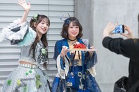 ケーキを手に記念撮影する桜木心菜（左）と小久保柚乃（右）。