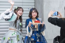 ケーキを手に記念撮影する桜木心菜（左）と小久保柚乃（右）。