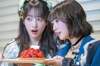 ケーキを手に記念撮影する桜木心菜（左）と小久保柚乃（右）。