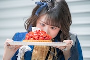 ケーキをガン見する小久保柚乃。