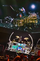 ありし日の真矢（Dr）のパフォーマンス映像と彼のドラムセット。