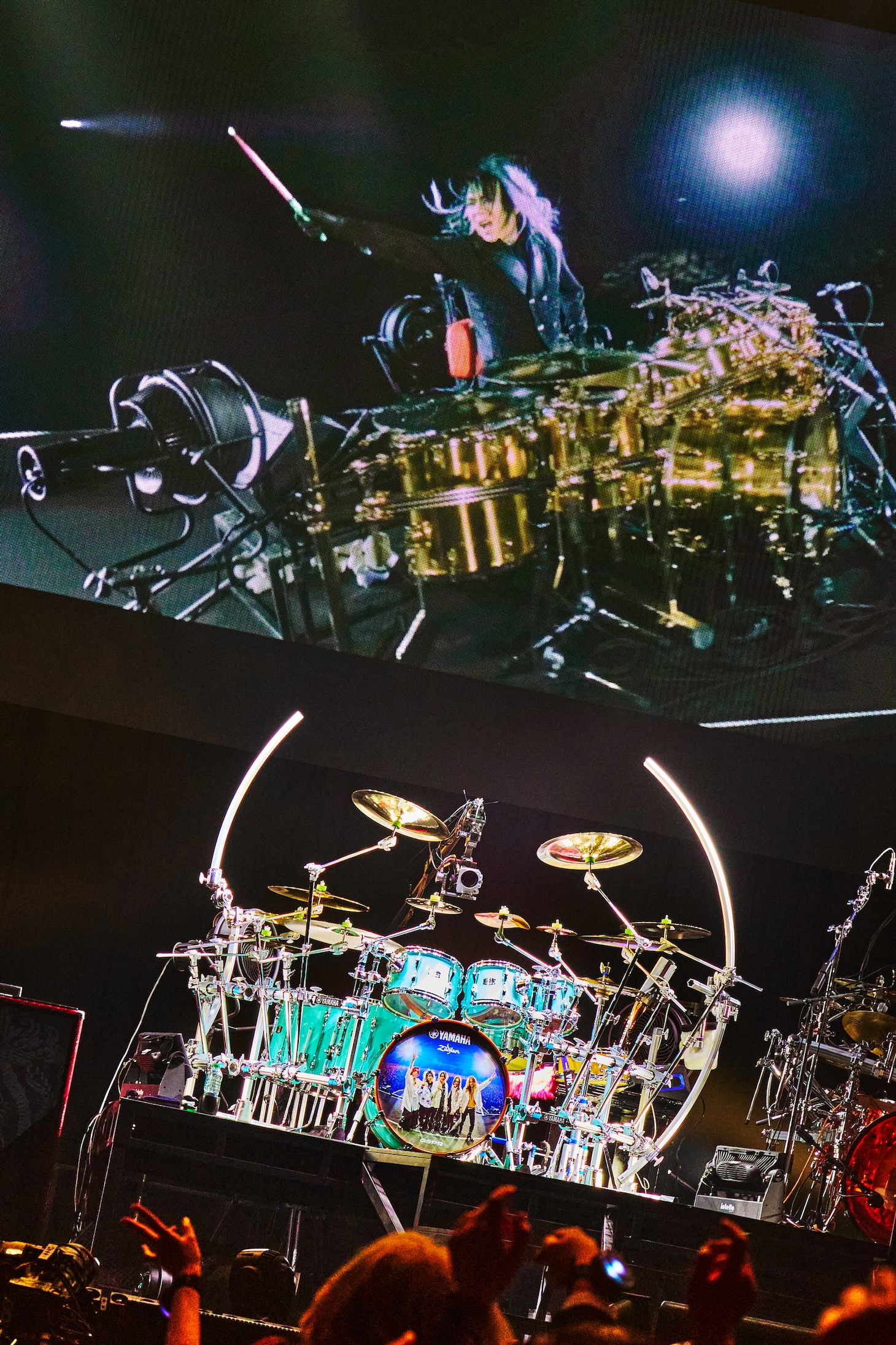 ありし日の真矢（Dr）のパフォーマンス映像と彼のドラムセット。