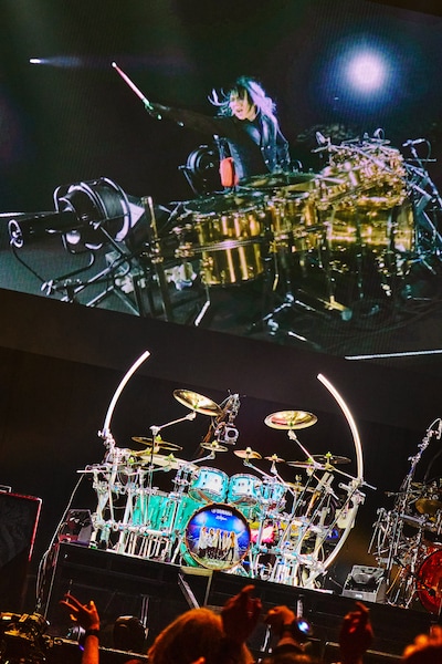 ありし日の真矢（Dr）のパフォーマンス映像と彼のドラムセット。