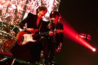 左からSUGIZO（G）とRYUICHI（Vo）。