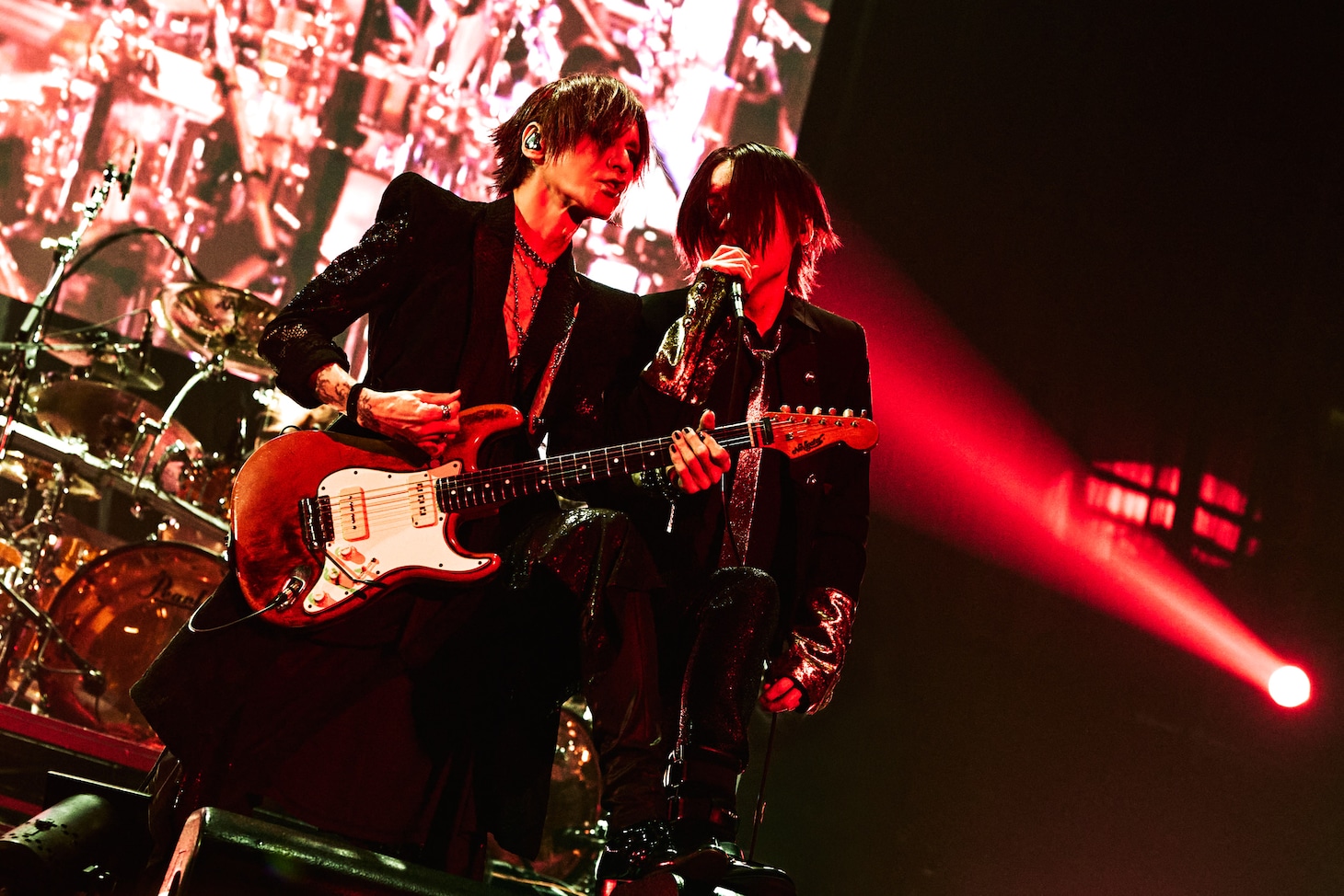 左からSUGIZO（G）とRYUICHI（Vo）。