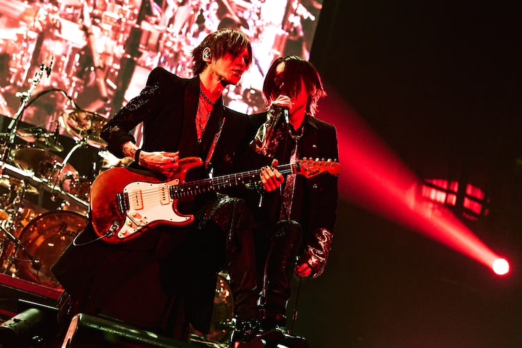 左からSUGIZO（G）とRYUICHI（Vo）。