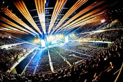 LUNA SEA「LUNATIC X'MAS 2025 -OUR JOURNEY CONTINUES-」有明アリーナ公演の様子。