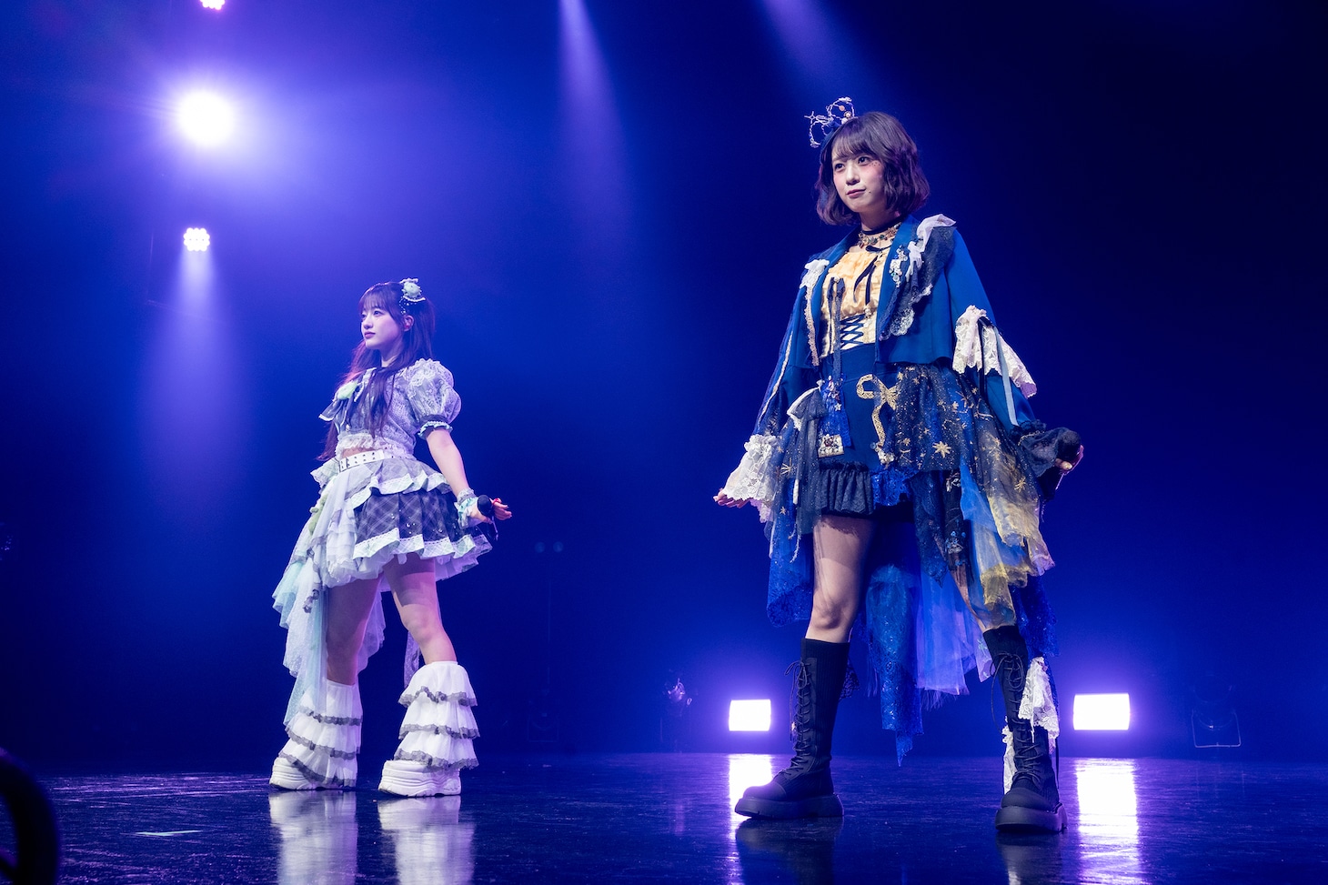 小久保柚乃の衣装を着て駆けつけたサプライズゲストの桜木心菜（左）。