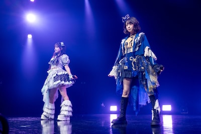 小久保柚乃の衣装を着て駆けつけたサプライズゲストの桜木心菜（左）。