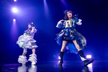 サプライズゲストの桜木心菜（左）とともに悪魔のキッス「カスタムラブドール」を歌う小久保柚乃（右）。