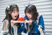 ケーキに驚く桜木心菜（左）と小久保柚乃（右）。