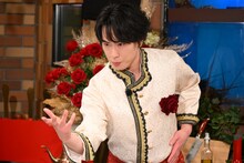 ポーズを決める舘様こと宮舘涼太（Snow Man）。(C)TBS