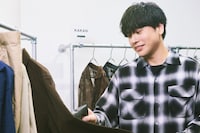 いつものようにアウターのシワをのばす山下健二郎。