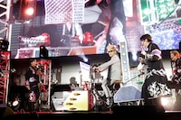 “デコチャリ”に乗って登場した氣志團の綾小路翔（中央）。（撮影：米山三郎）