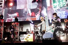 “デコチャリ”に乗って登場した氣志團の綾小路翔（中央）。（撮影：米山三郎）