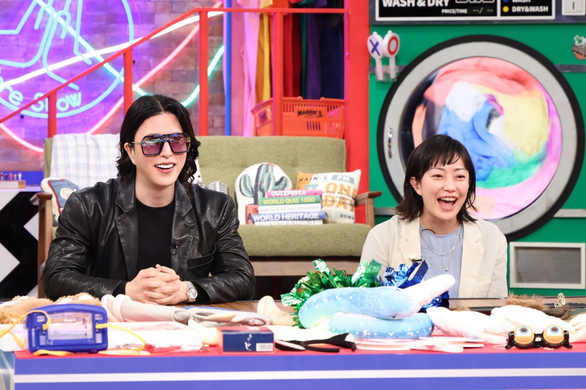 左からROLAND、菅野美穂。