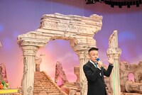 新たな美術セットを紹介する小林史憲チーフプロデューサー。