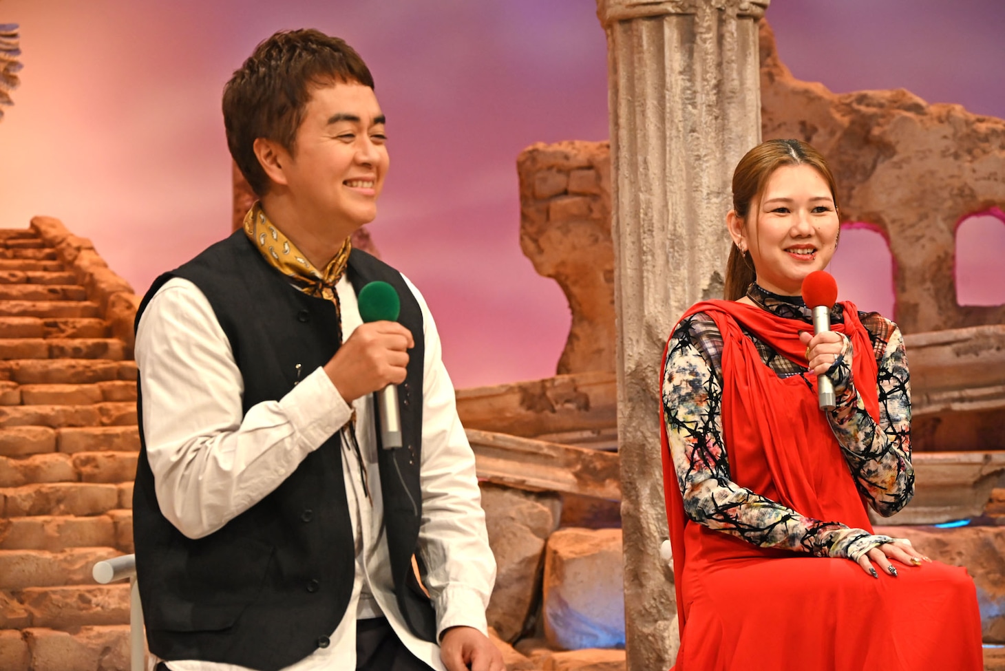 左からヒャダイン、金原ひとみ。