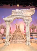 「カンブリア宮殿」新セット。奥には番組シンボルのアノマロカリスのモチーフが鎮座している。