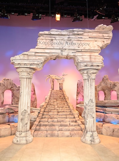 「カンブリア宮殿」新セット。奥には番組シンボルのアノマロカリスのモチーフが鎮座している。