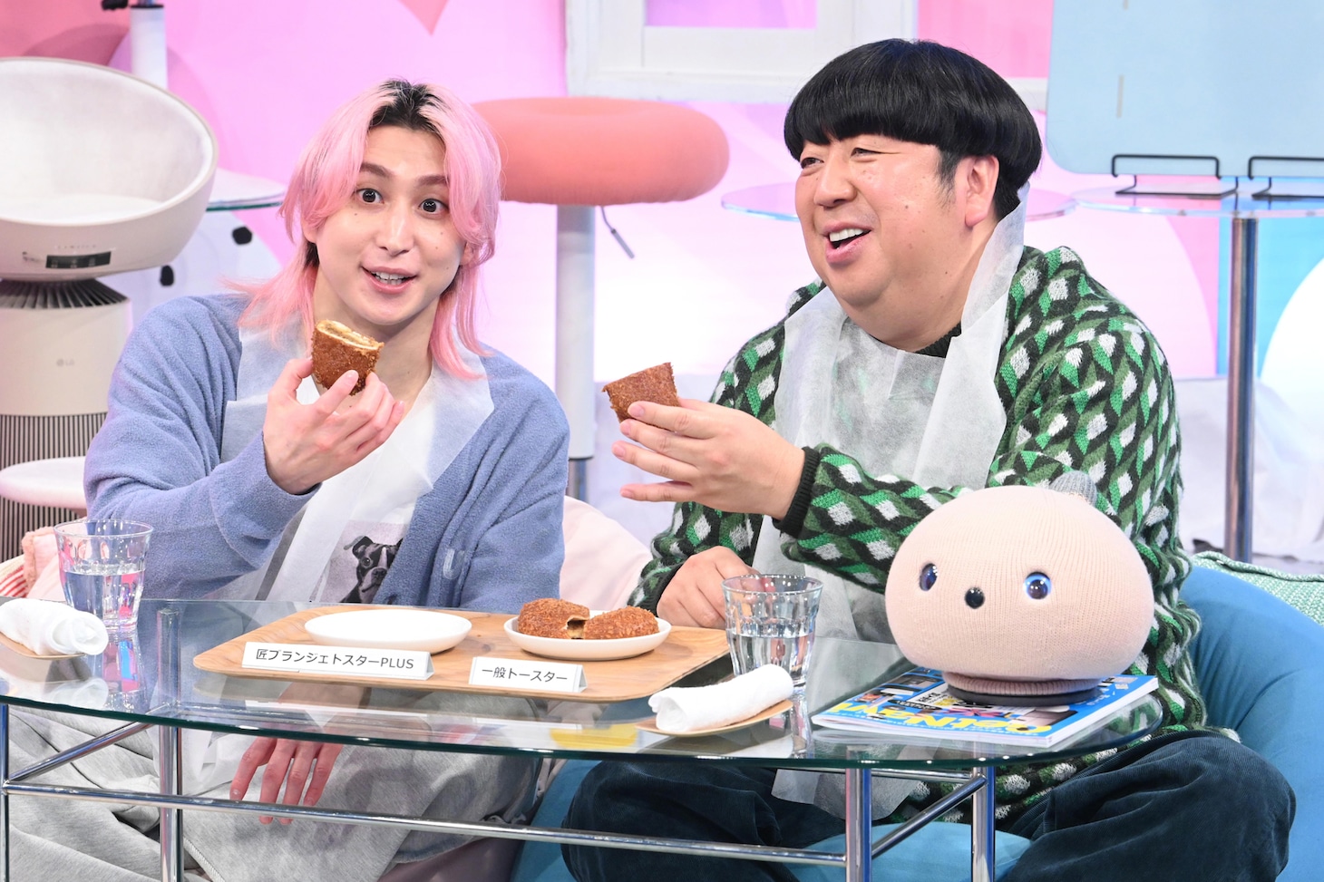 佐久間大介（Snow Man）と日村勇紀（バナナマン）。©︎日本テレビ。